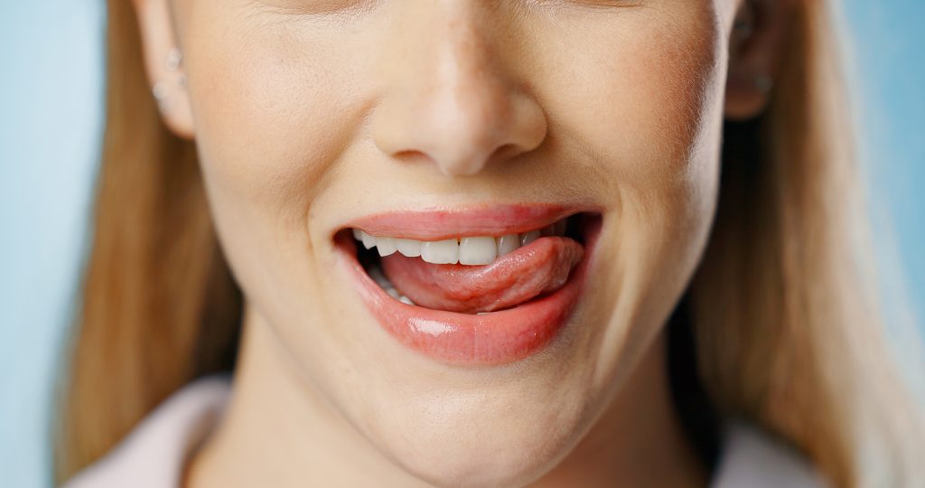 Usta i zęby kobiety z jasnymi włosami