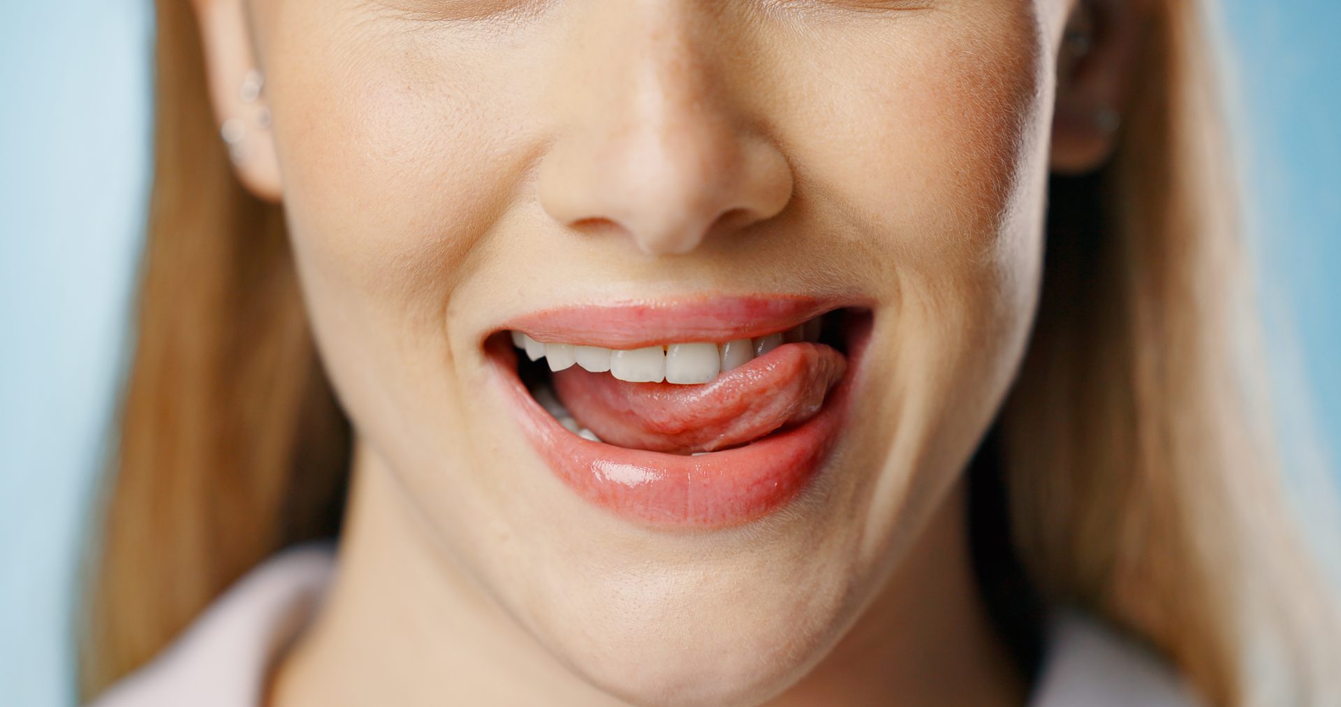 Usta i zęby kobiety z jasnymi włosami