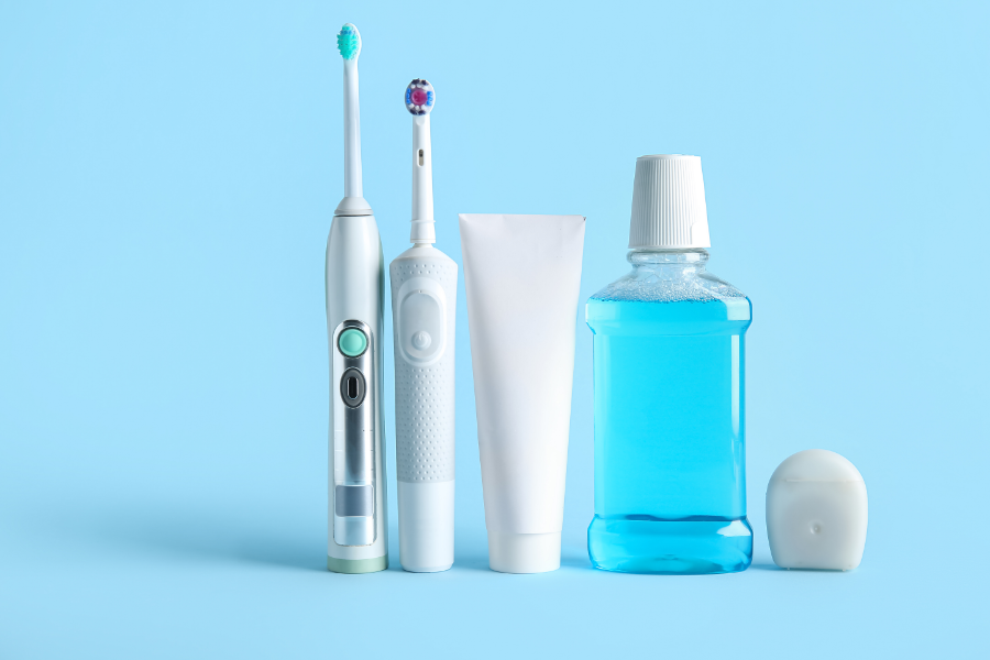 Szczoteczka manualna, szczoteczka elektryczna, pasta do zębów, płyn do płukania jamy ustnej oraz nici dentystyczne.
