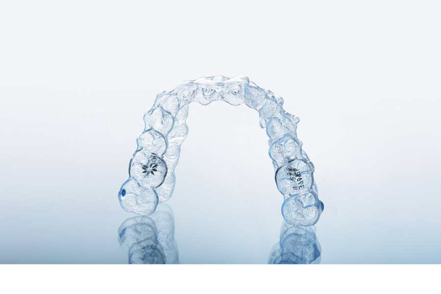 nakładka invisalign na jasnym tle